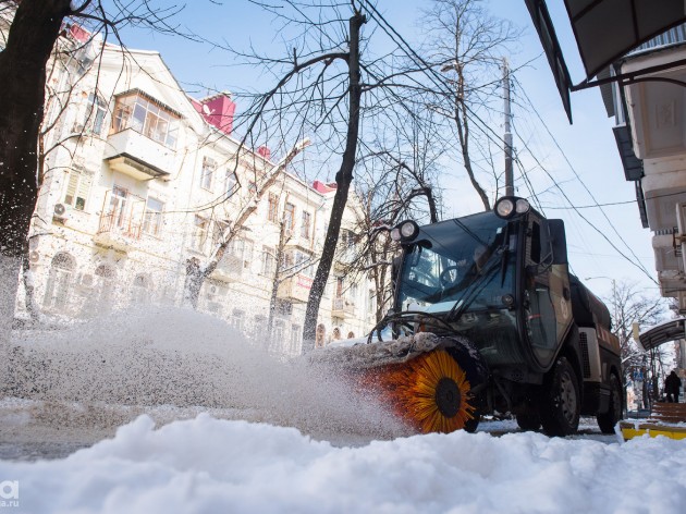 В Краснодаре ликвидируют последствия снегопада